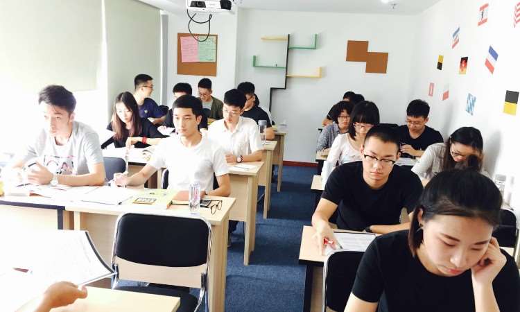 学生们在努力学习中