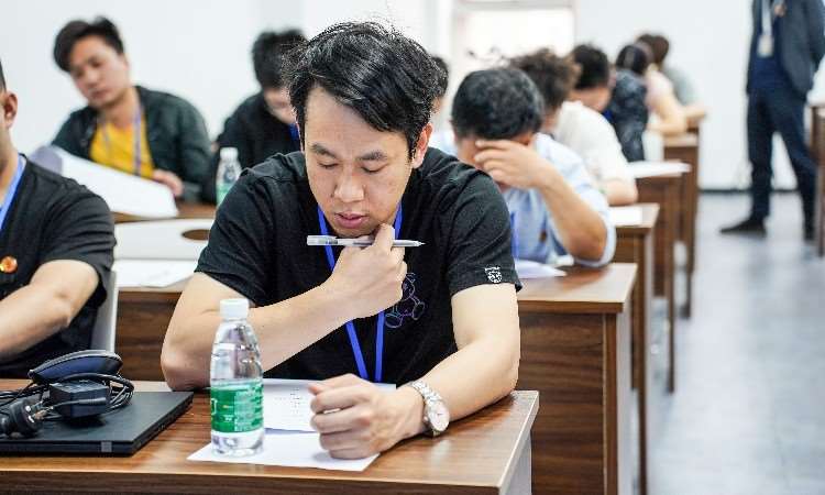 学员参加考试答题